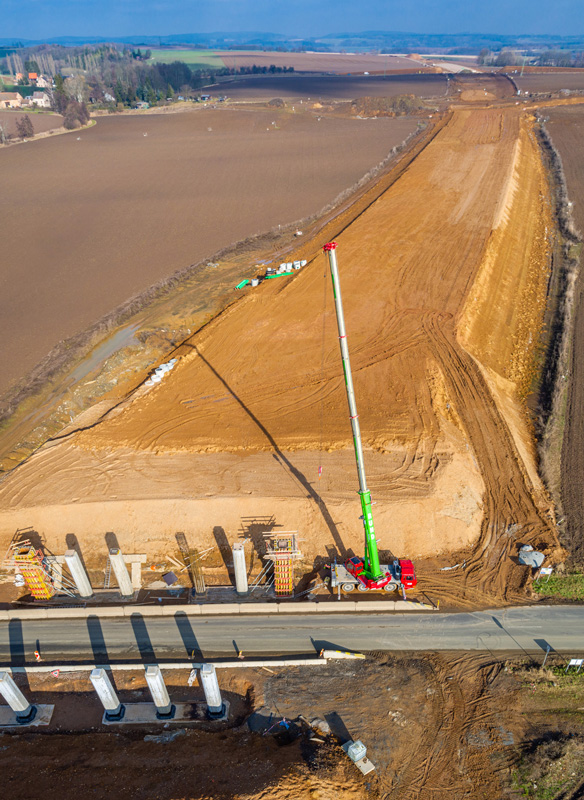 Výstavba dálnice D11 u Jaroměře - Autojeřáby RUND s.r.o.