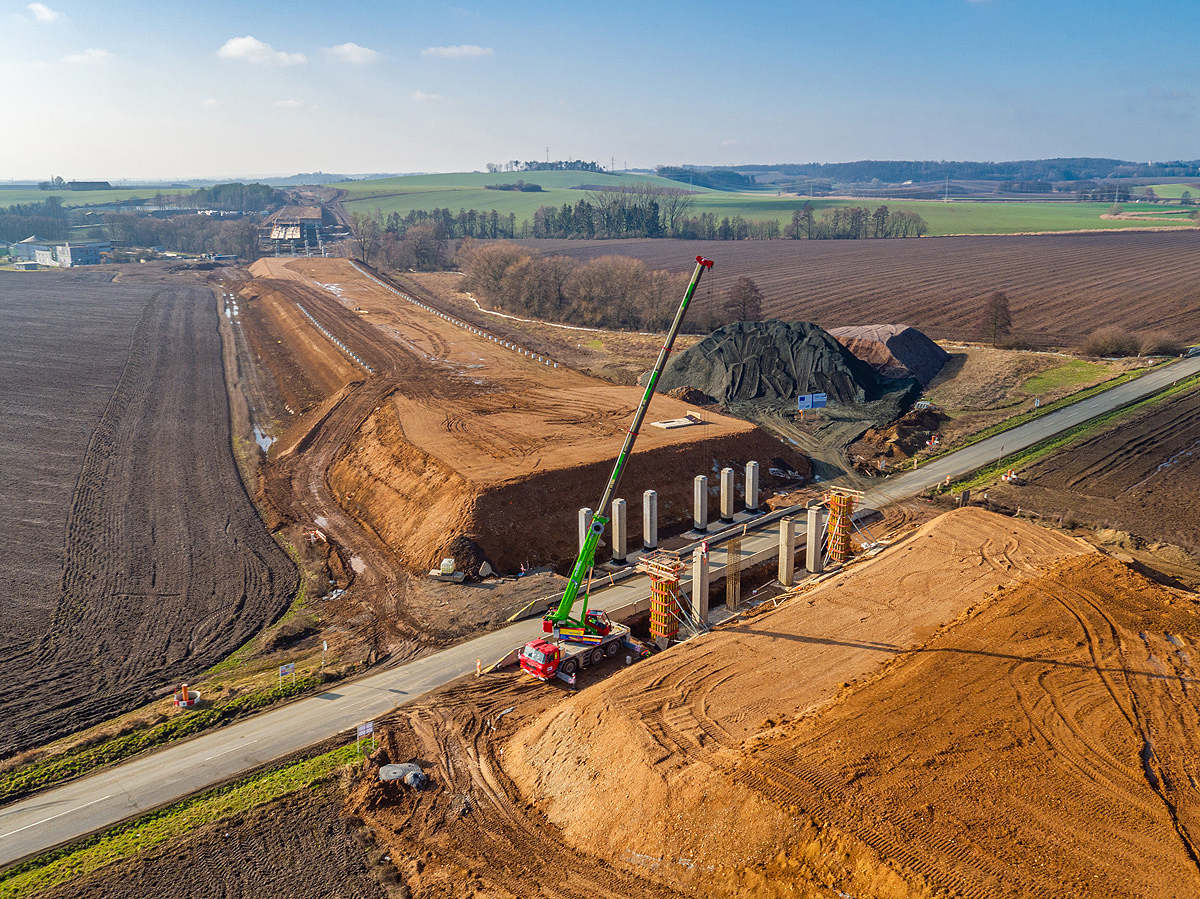 Výstavba dálnice D11 u Jaroměře - Autojeřáby RUND s.r.o.